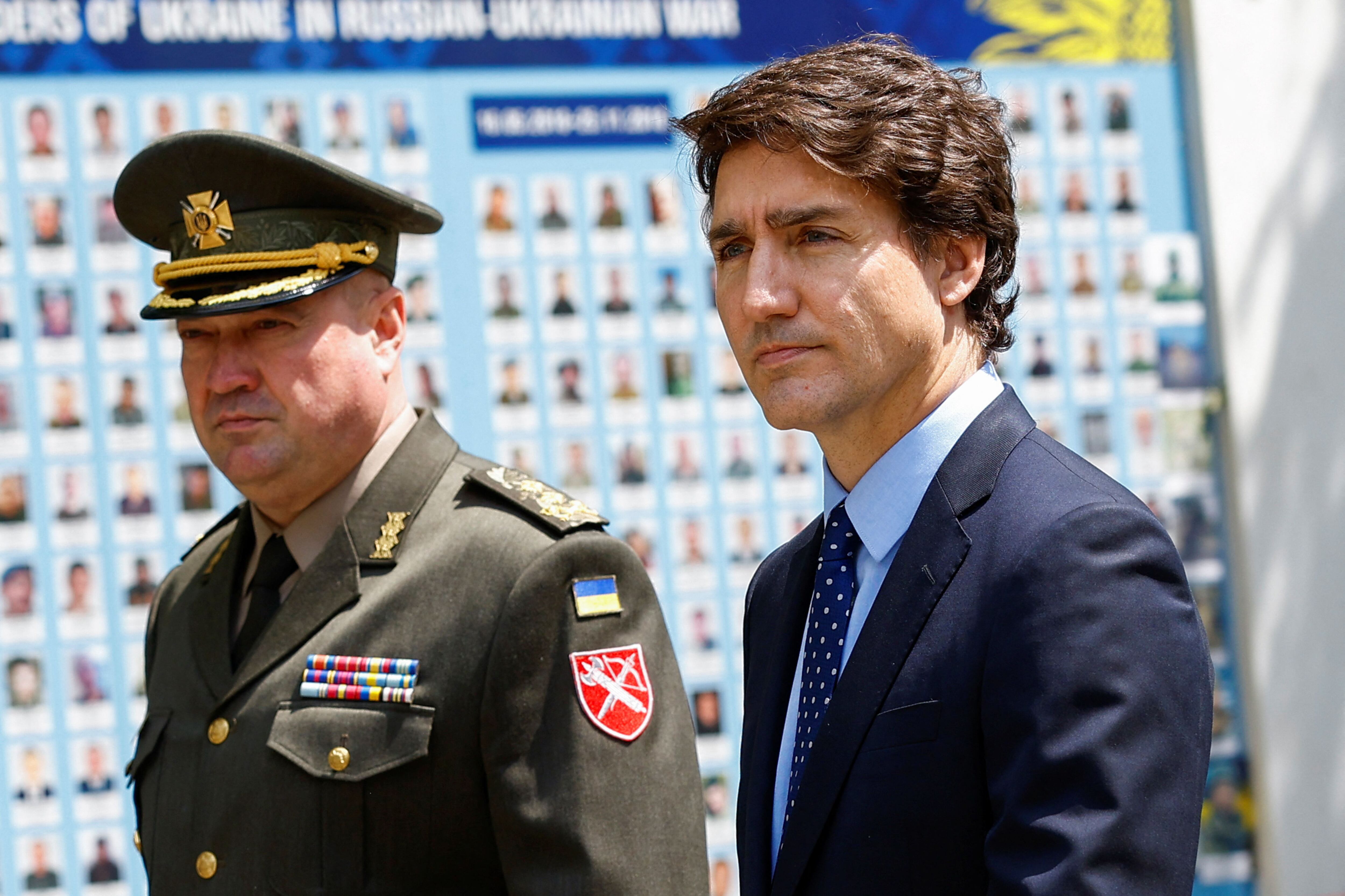 El primer ministro canadiense, Justin Trudeau, visita el Muro del Recuerdo para rendir homenaje a los soldados ucranianos asesinados, en medio del ataque de Rusia a Ucrania, en Kiev, Ucrania, el 10 de junio de 2023. REUTERS/Valentyn Ogirenko/Pool