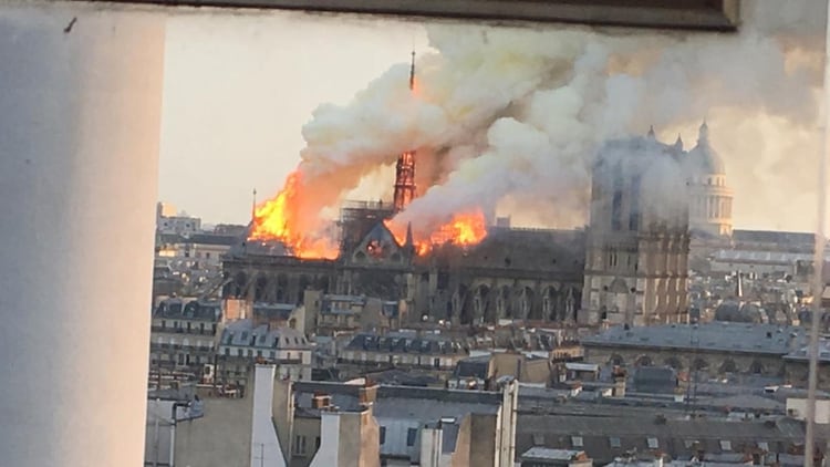 Las llamas salían del techo del icónico edificio construido en el siglo XII. No se informó de inmediato si alguien resultó lastimado.