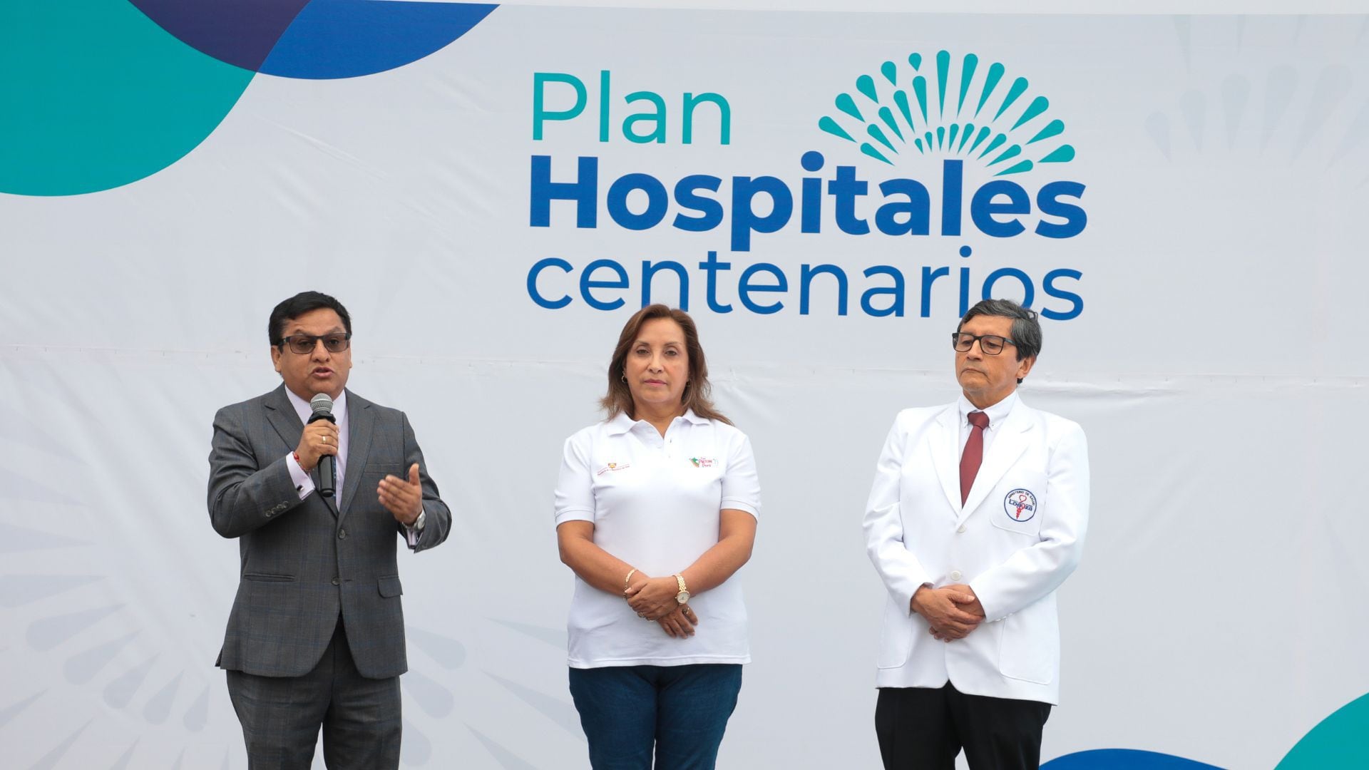 César Vásquez y Dina Boluarte en lanzamiento del Plan Hospitales Centenarios.