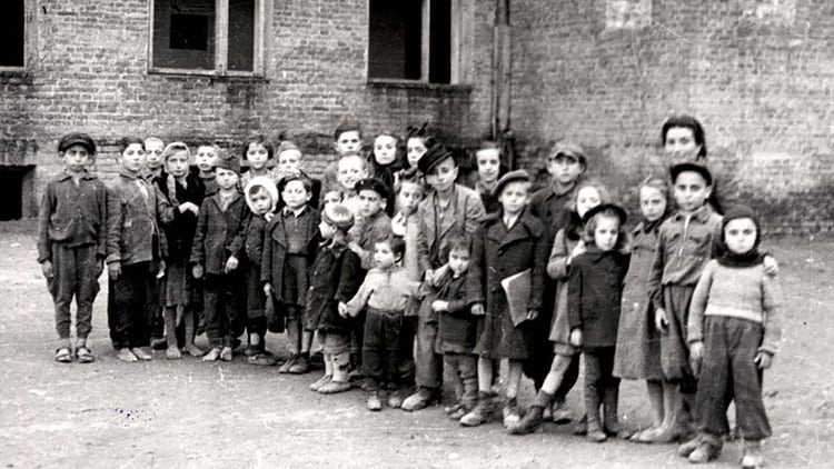 Los niños del “orfanato”: ninguno tenía más de 8 años (Foto: Archivo Walter Von Reichenau) 