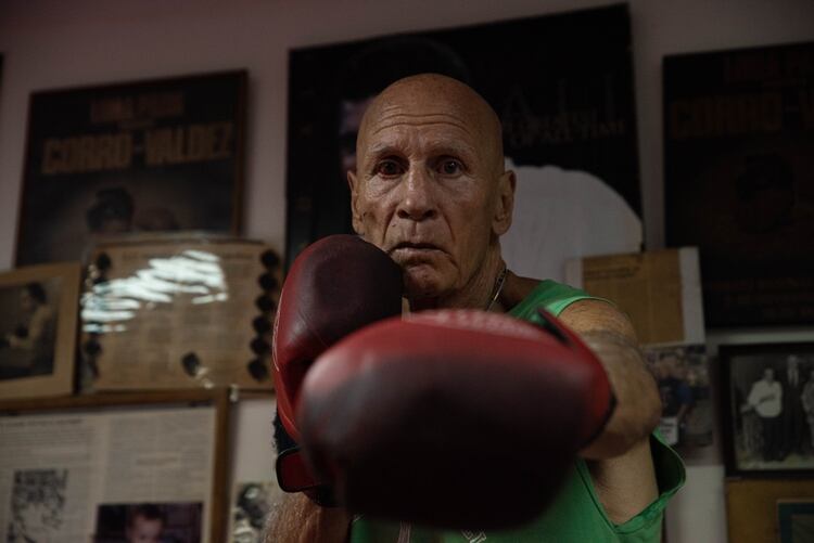 Castellini enseña boxeo para defensa persona en su gimnasio