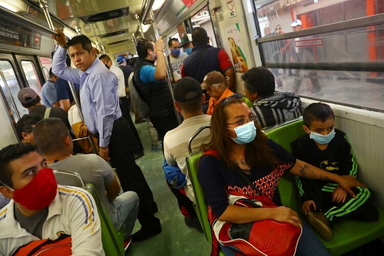 Uno de los objetivos más relevantes es evitar que las personas salgan de sus hogares y mitigar la propagación del virus. (Foto: Edgard Garrido/Reuters)