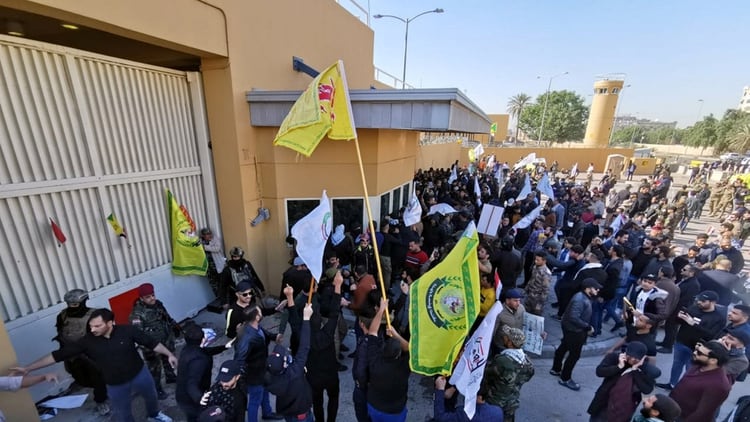 Llegaron con pancartas que dicen “El Parlamento debe expulsar a las tropas estadounidenses, si no, nosotros las echaremos” y “Cierren la embajada estadounidense de Bagdad” (Reuters)