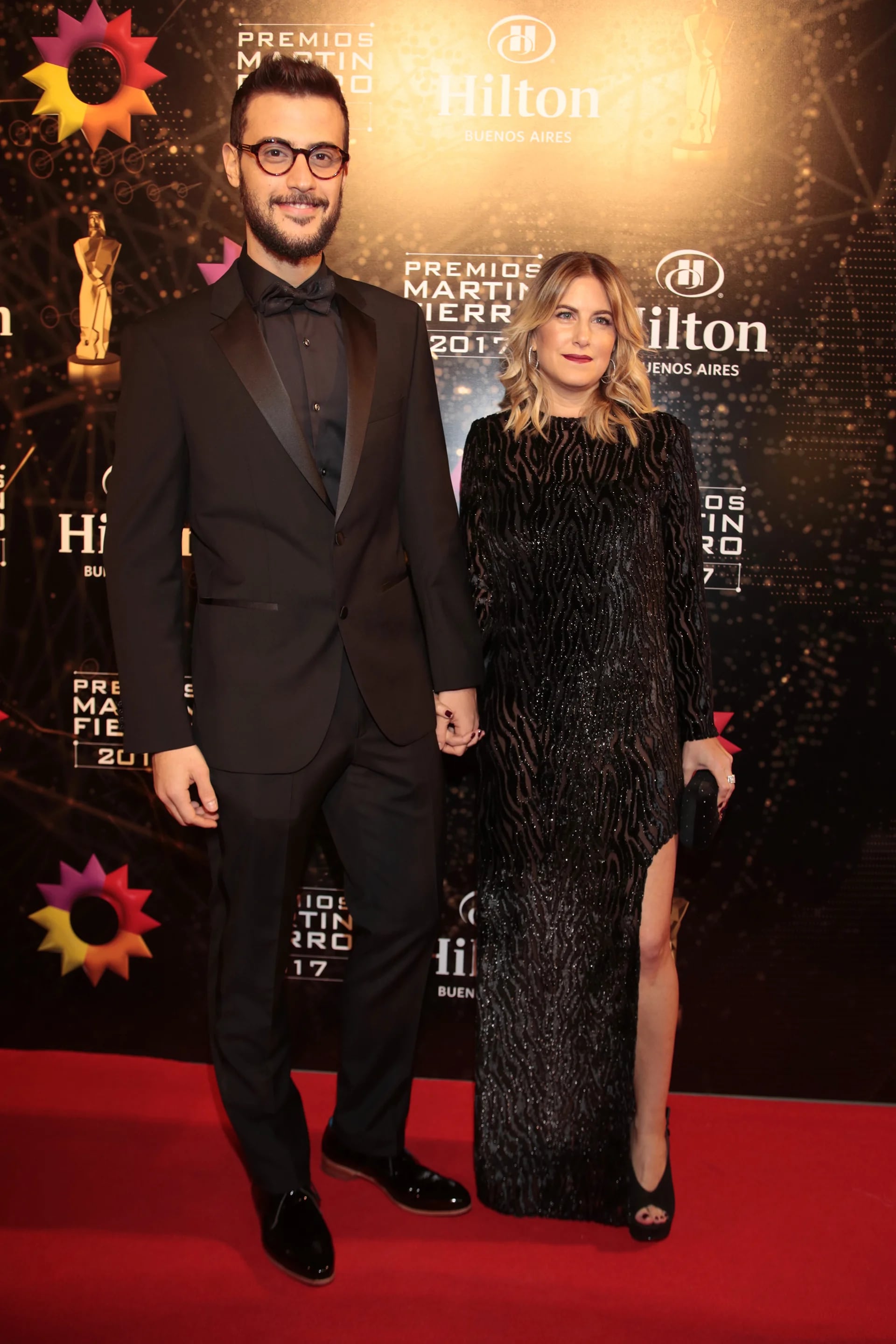 Diego Leuco, con total black look de Hugo Boss; y su novia Daniela Haissiner, con vestido de mangas largas, maxi tajo, de chiffon y transparencias por Trosman (Christian Bochichio)