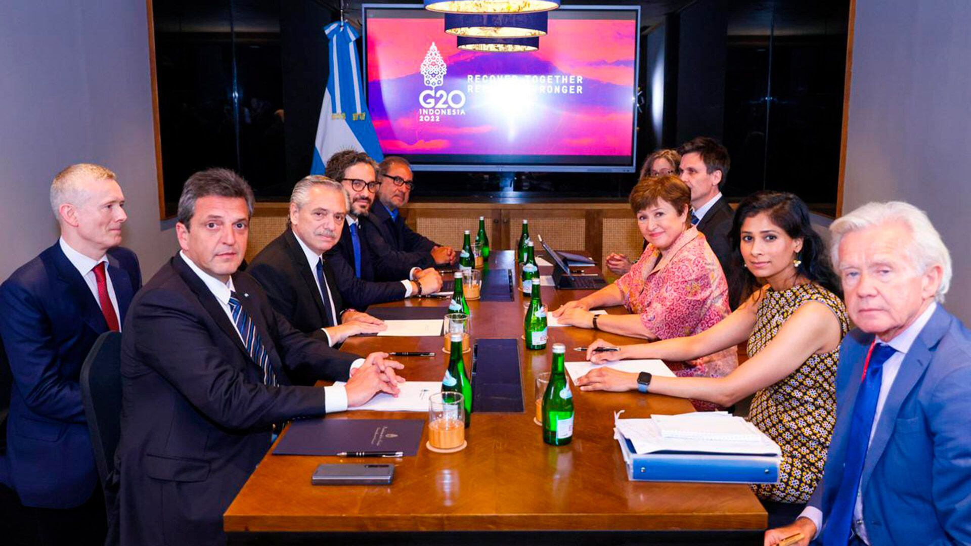 Alberto Fernández, Sergio Massa, Santiago Cafiero y Kristalina Georgieva junto a su staff del FMI durante una reunión en el G20 de Indonesia