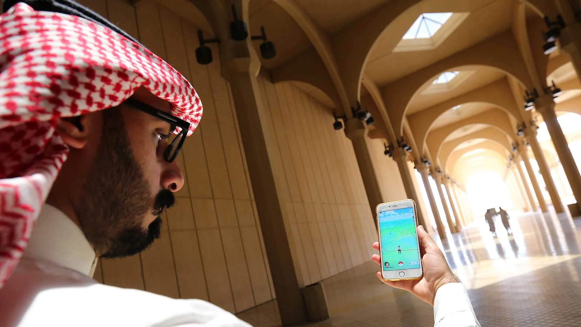 En Arabia Saudita muchos usuarios ya descargaron la aplicación. Ahora deberán desinstalarla (AFP)