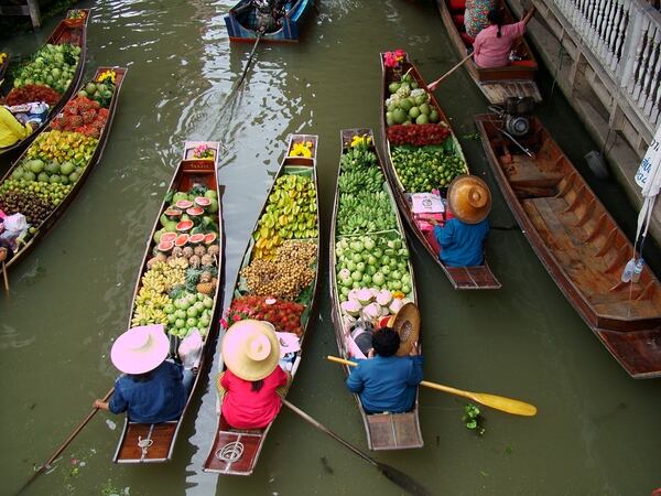 Los canales que se encuentran por las calles de Bangkok son unos de los más famosos por el tránsito en góndolas de frutas y verduras (Getty Images)