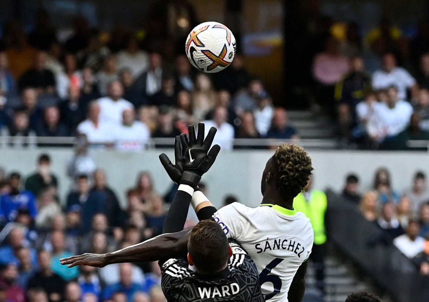 Davinson Sánchez ante Leicester en la Premier League. Foto:  REUTERS/Tony Obrien 