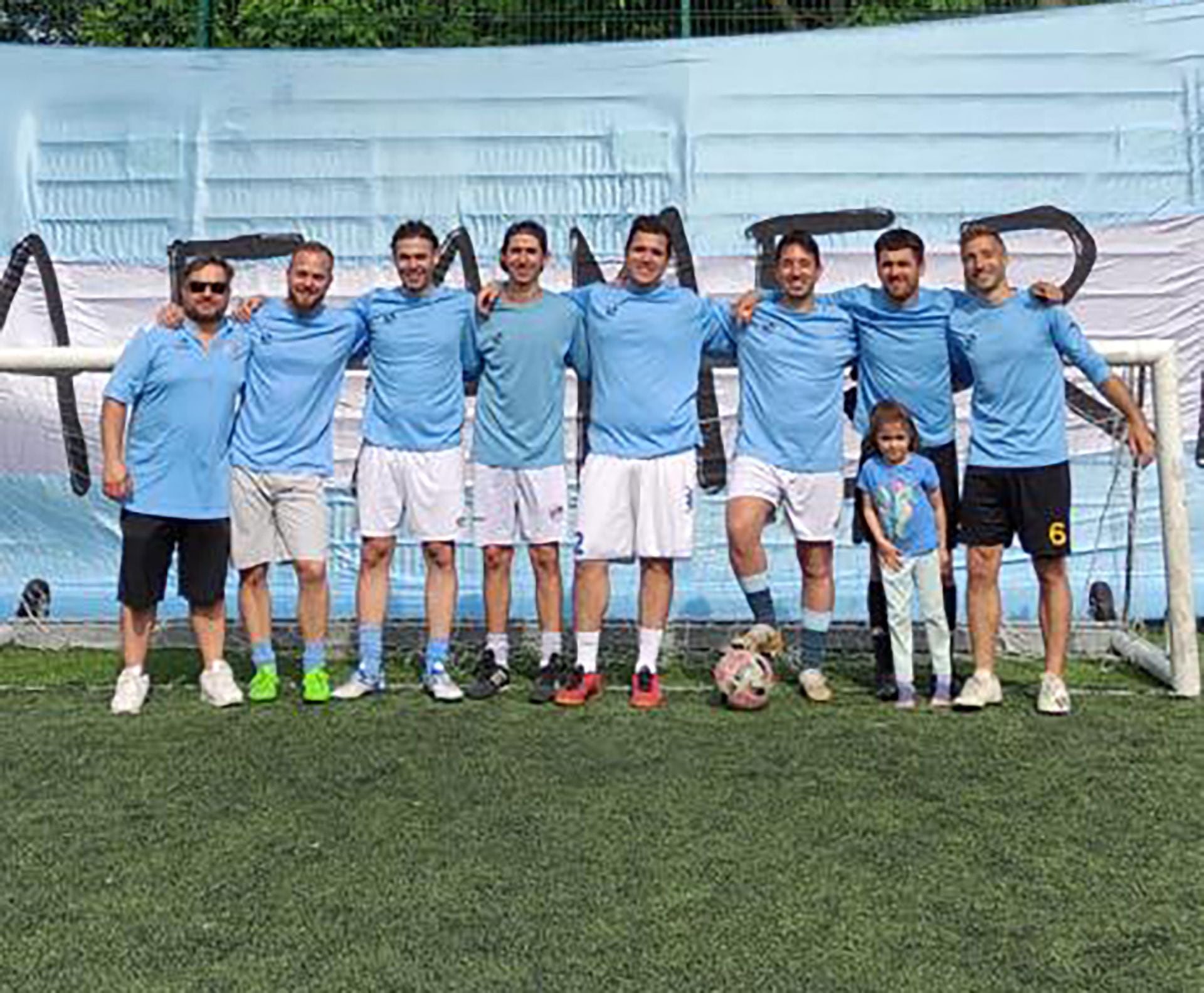 El equipo amateur llamado Malafama FC donde nació la idea de fundar un espacio de argentinidad. Entre los fundadores también hay una mujer: Agustina, fotógrafa, comunicadora social y creadora de la tipografía de la fiesta