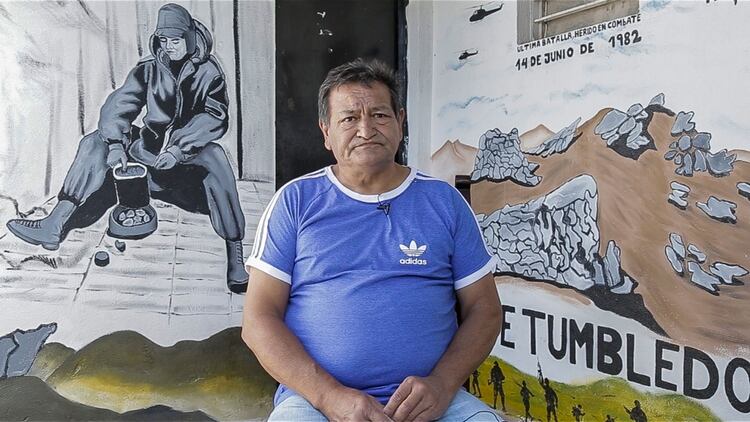 Pedro Adorno en su casa con los murales que evocan la guerra de Malvinas (Foto: Diego Barbatto)