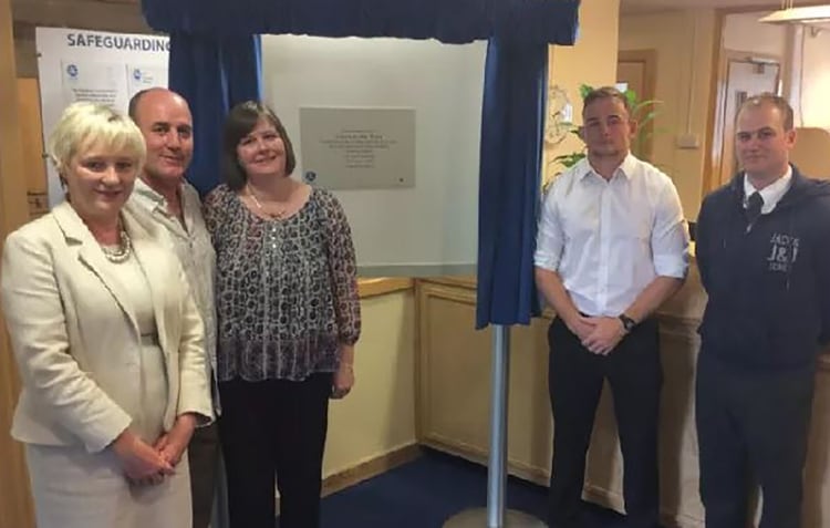 Susan Fleming (centro) en el homenaje que le hicieron a su hermano en la Lodge Park Academy, en la ciudad de Corby, donde estudiÃ³