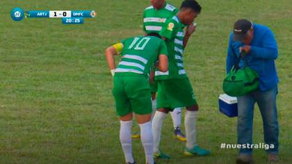 El momento en el que un ayudante se lleva a la boca un objeto que había sido utilizado por un futbolista