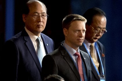 Matt Pottinger, en el centro, junto a Kim Yong Jae (derecha), Ministro de Relaciones Económicas Exteriores de Corea del Norte, el domingo 14 de mayo de 2017 (AP Photo/Mark Schiefelbein/Pool/File Photo)