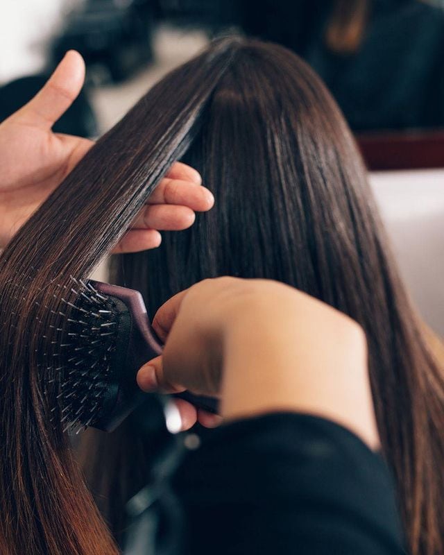 Cómo cepillar tu cabello sin dañarlo: los motivos por los que debes evitar el cepillado excesivo y los consejos para hacerlo de forma suave y efectiva