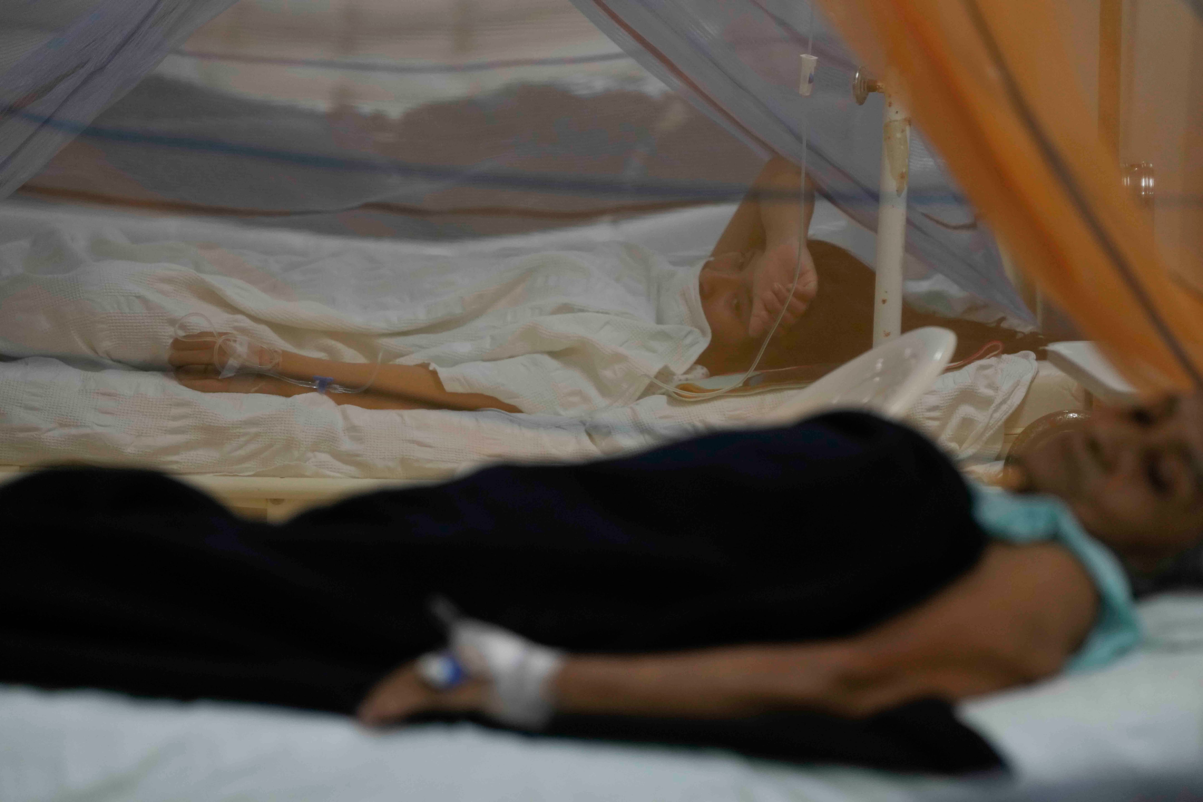 Pacientes aquejados de dengue descansan en el hospital en Chulucanas, Perú, el 28 de febrero de 2024. Perú declaró una emergencia sanitaria en la mayoría de sus provincias debido al creciente número de casos de dengue. (AP Foto/Martín Mejía)