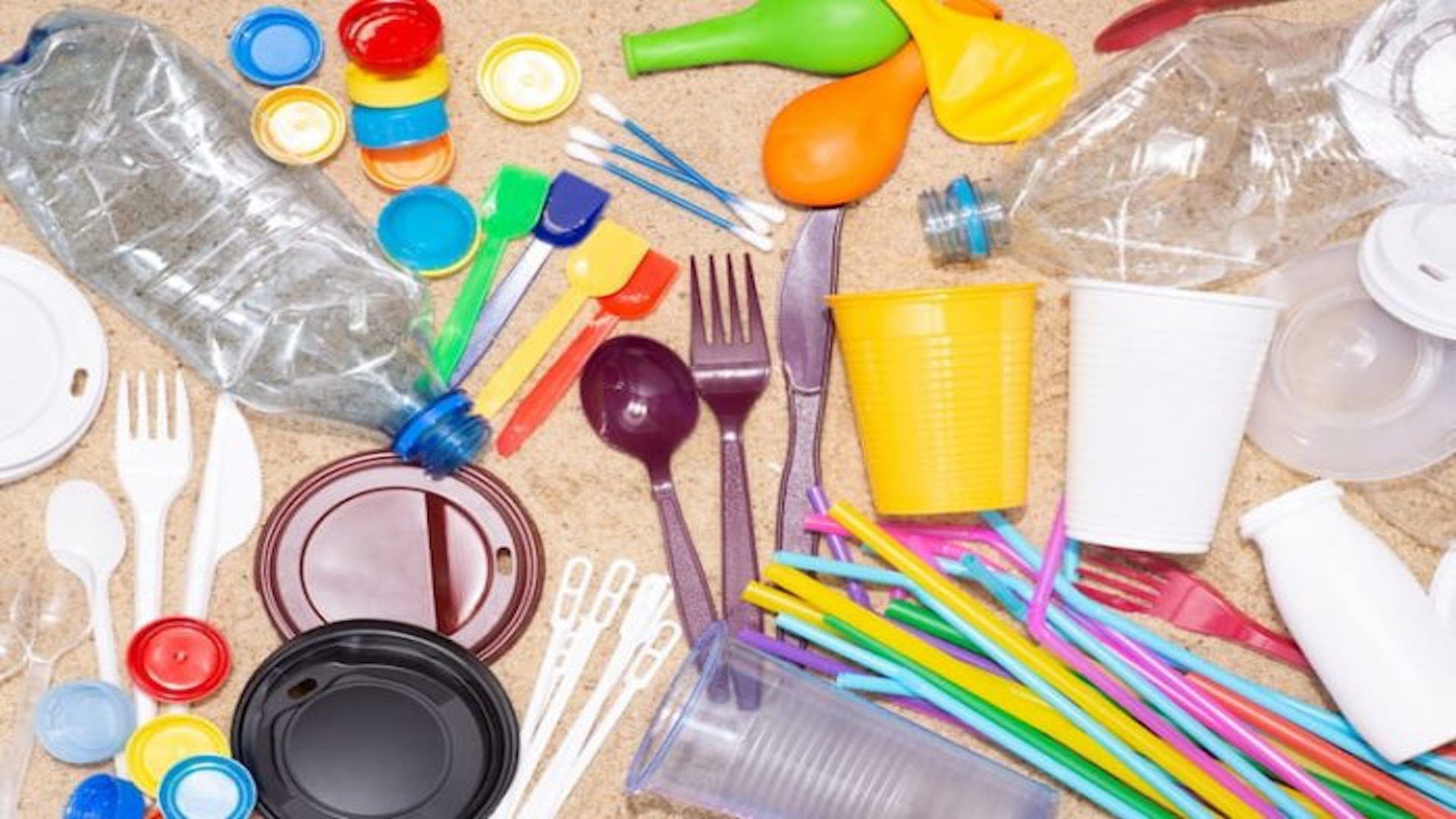 La medida va incluida en la Ley de plásticos de un solo uso, que tiene como objetivo reducir el uso de este material en todo el país - crédito Momento 24