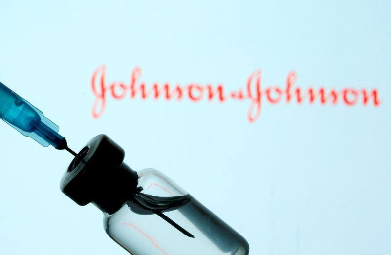 FOTO DE ARCHIVO: Una ampolla y una jeringa se ven ante un logotipo de Johnson & Johnson expuesto en esta ilustración tomada el 11 de enero de 2021. REUTERS/Dado Ruvic