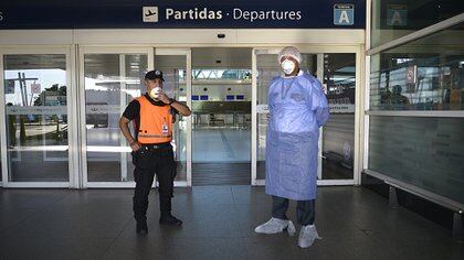 El aeropuerto de Ezeiza, prácticamente vacío. Por allí pasarán los médicos cubanos que volarán a la Argentina en las próximas semanas