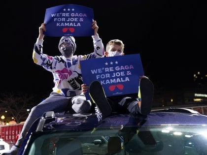 Simpatizantes de Biden durante el evento en el autocine de Pittsburgh (REUTERS/Kevin Lamarque)