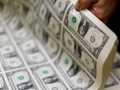 Los argentinos tienen amplios activos en el exterior. El BCRA los estima en unos USD 300.000 millones (Reuters)