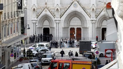 Un ataque terrorista en Francia dejó tres muertos, uno de ellos decapitado,  en la basílica de Niza - Infobae