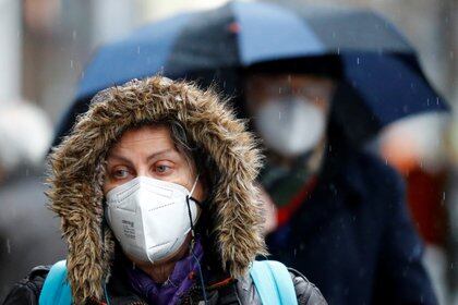 People wear FPP2 face masks amid the coronavirus disease (COVID-19) pandemic during lockdown in Berlin, Germany, January 19, 2021.    REUTERS/Fabrizio Bensch