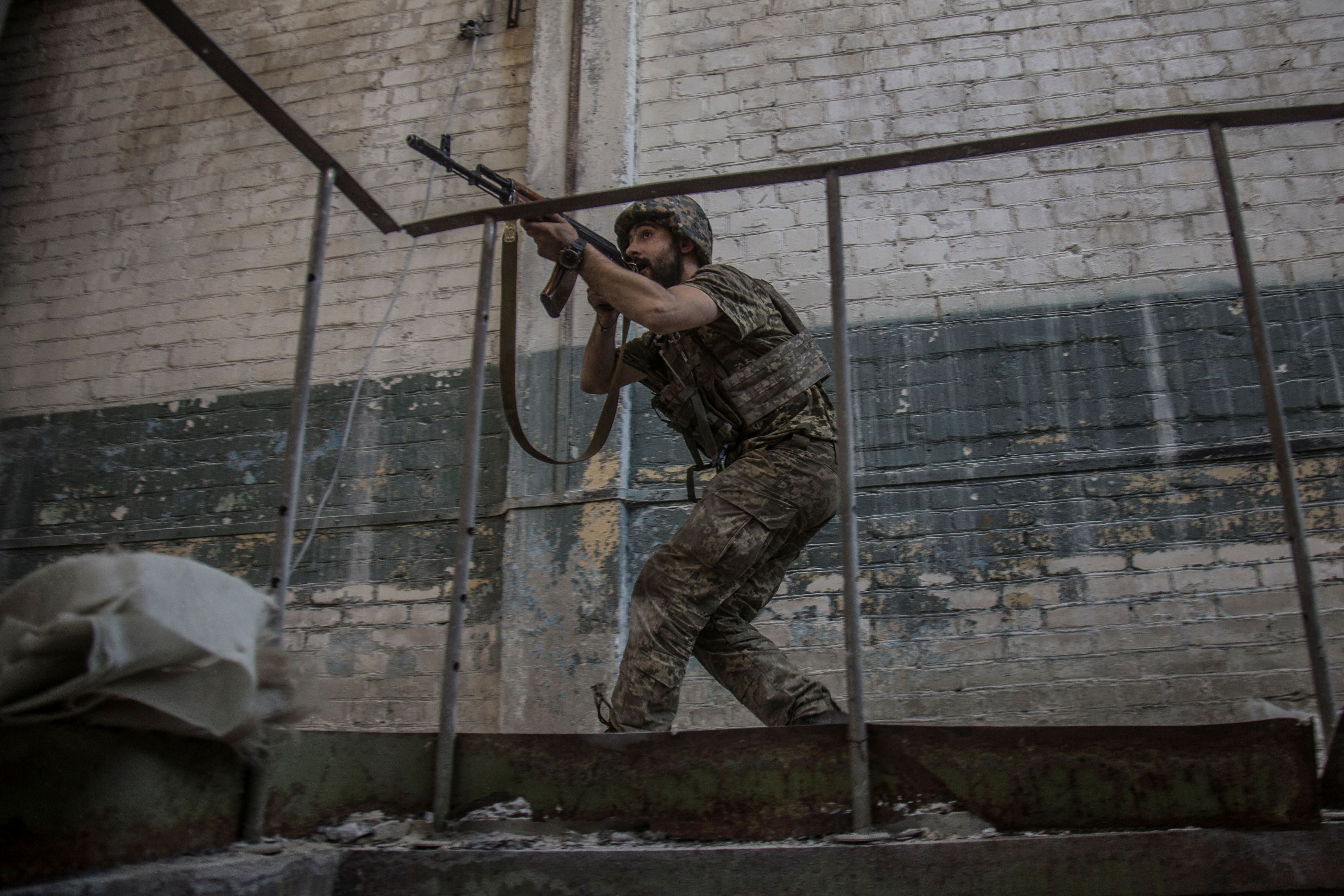 Un soldado ucraniano apunta su rifle de asalto AK-74 en la zona industrial de Sieveriodonestk, cerca de la planta petroquímica de Azov, donde se encuentra el último foco de resistencia al avance ruso. REUTERS/Oleksandr Ratushniak