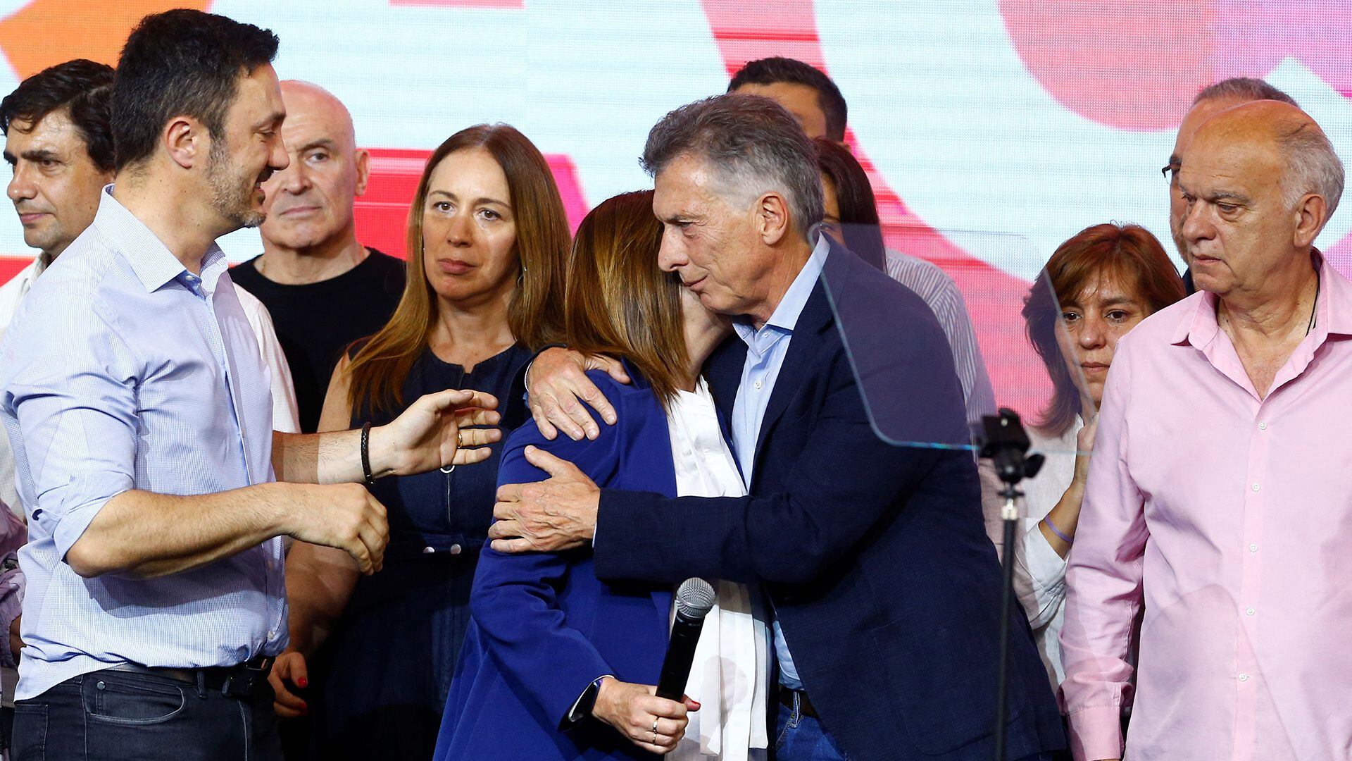 El saludo final de Mauricio Macri y Patricia Bullrich en el búnker de Juntos por el Cambio (Foto Reuters)
