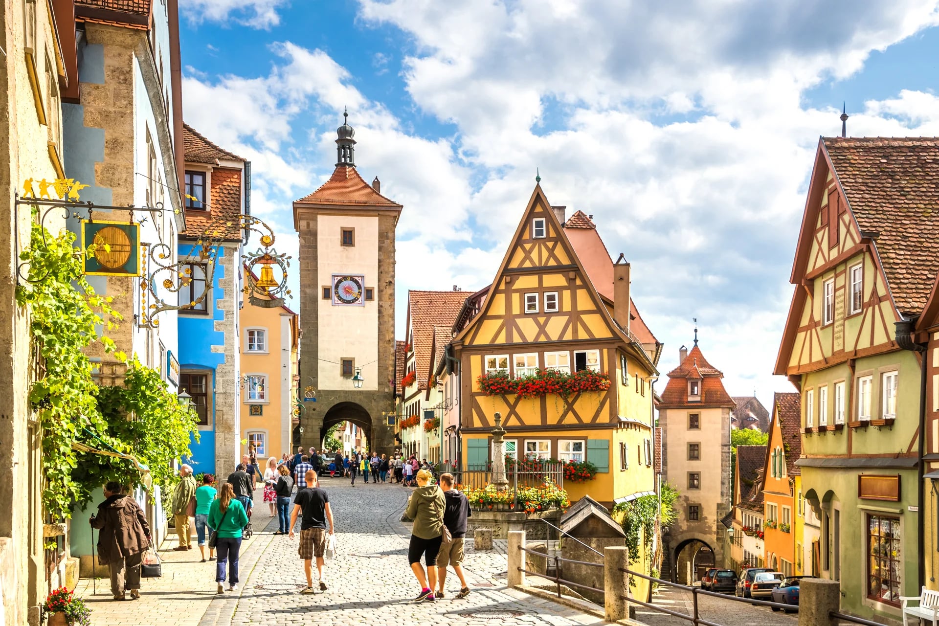 En Rothenburg ob der Tauber, Alemania, los turistas son transportados a la era medieval. Posee viviendas con jardines coloridos y es reconocido por la arquitectura de sus iglesias (Istock)