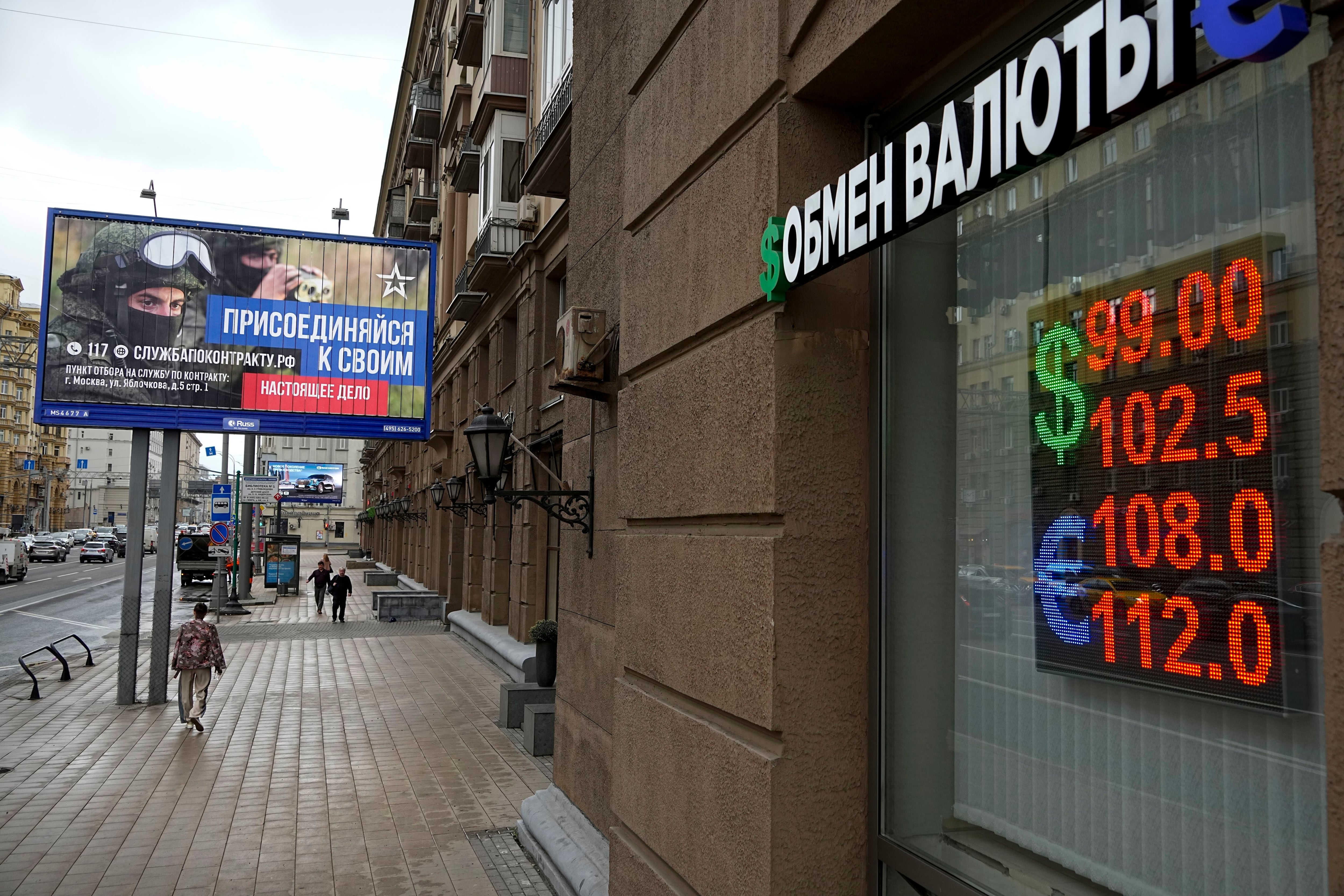 El Banco Central ruso batalla por mantener al rublo por debajo de del umbral de 100 por dólar (AP)