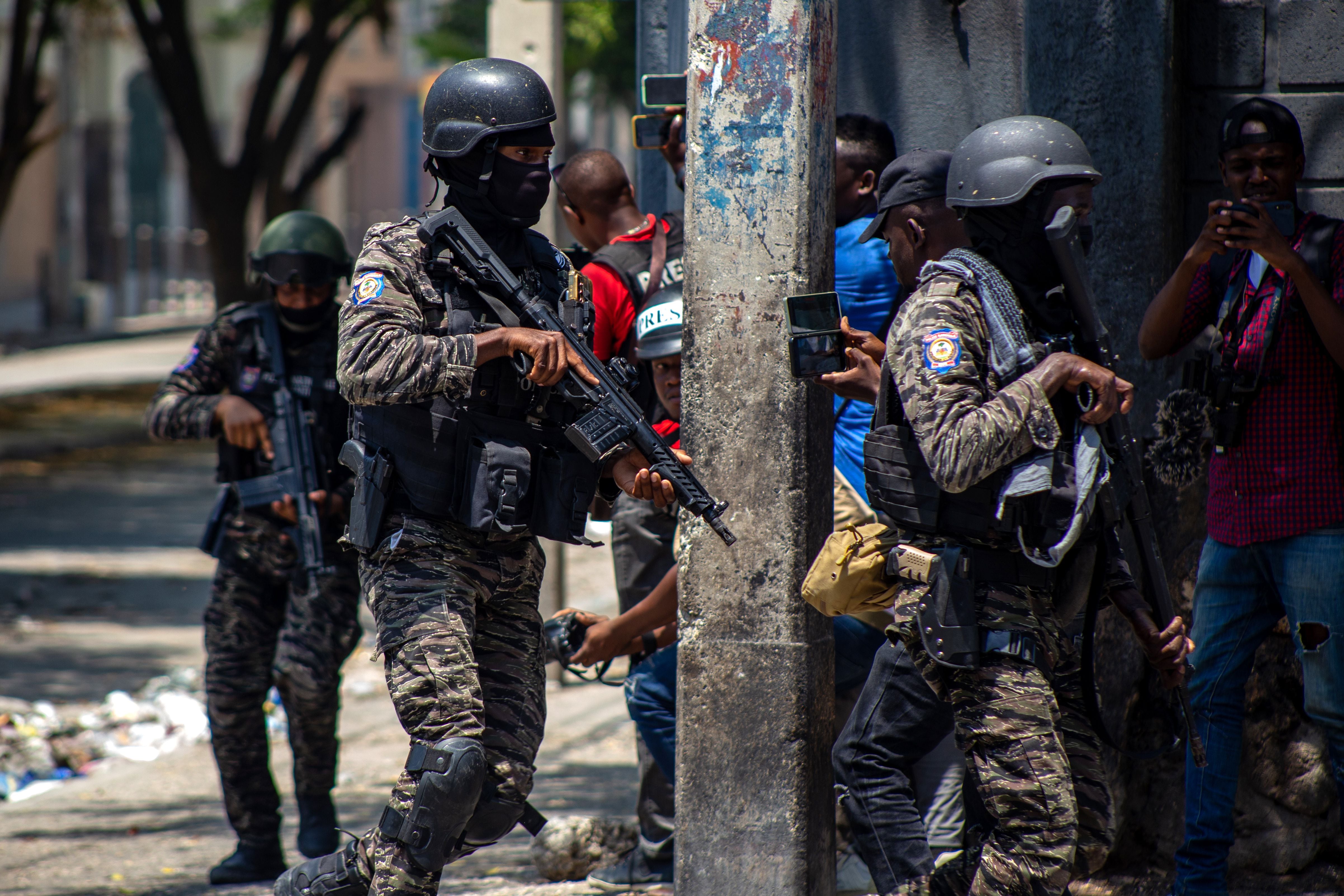 Agentes de la Policía Nacional Haitiana que enfrentaron a bandidos en los alrededores de Champs de Mars, la principal plaza pública de Puerto Príncipe y próxima al Palacio Nacional (EFE/Mentor David Lorens)