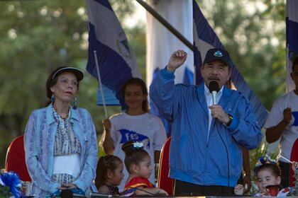 Daniel Ortega habla junto a Rosario Murillo (EFE/Jorge Torres/Archivo)