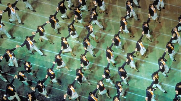Atletas de las dos Coreas, tomados de la mano en la ceremonia inaugural de Sídney 2000