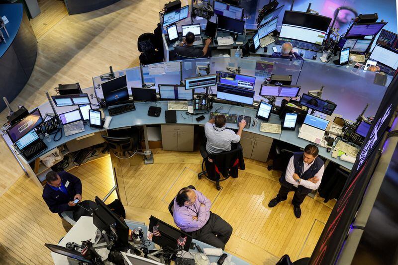 FOTO DE ARCHIVO: Operadores trabajan en la Bolsa de Nueva York (REUTERS/Brendan McDermid)