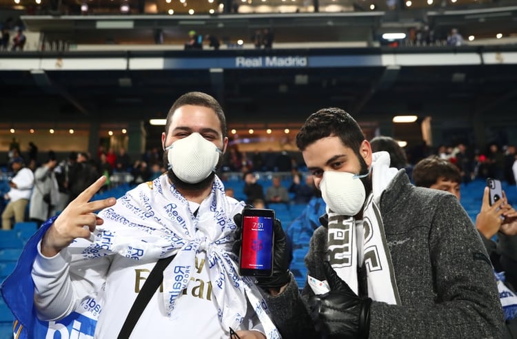 Algunos fanáticos asistieron con mascarillas al clásico entre Real Madrid y Barcelona (Reuters)
