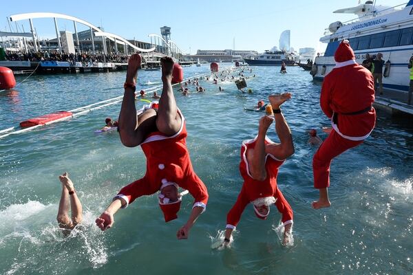 Participantes de la 'Copa Nadal' (Copa Navidad) en Barcelona, carrera de natación de 200 metros en Port Vell 