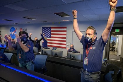 Miembros del equipo de la NASA celebran luego de que el rover Perseverance aterrizara con éxito en la superficie de Marte. (NASA/Bill Ingalls/via REUTERS)