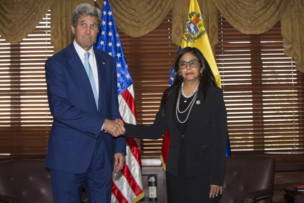 El saludo en República Dominicana entre John Kerry y Delcy Rodríguez, que abrió un nuevo canal de diálogo entre Washington y Caracas (AFP)