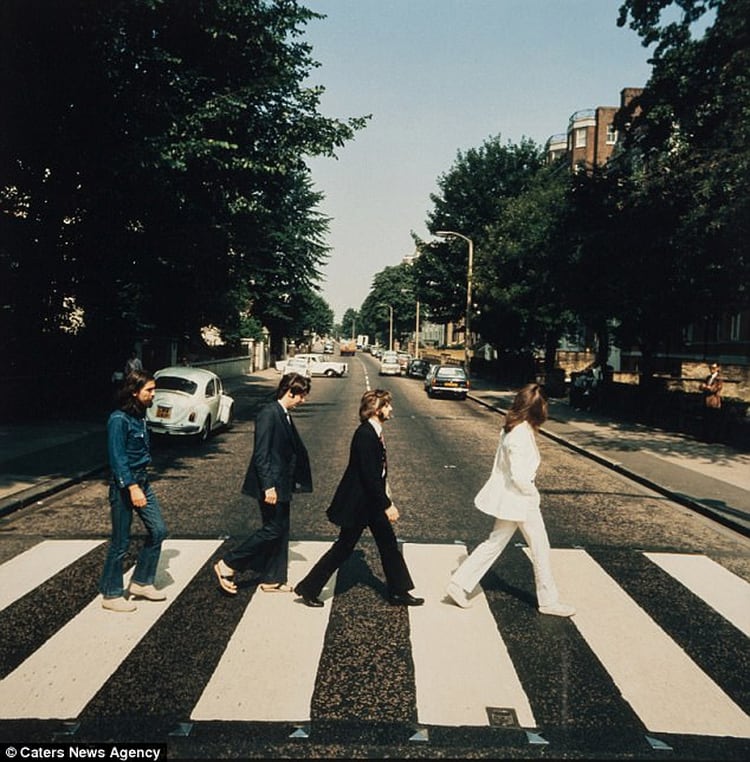 Una de las fotos descartadas para la portada del álbum “Abbey Road” en la que Paul lleva sus sandalias puestas