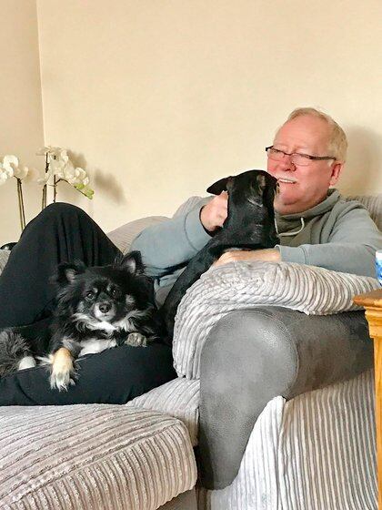 Terry Fullerton hoy con sus dos perros (@fullerton61).