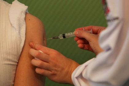 Imagen de archivo de una enfermera recibiendo una dosis de la vacuna de Sinovac contra el COVID-19, después de que el regulador sanitario de Brasil, Avisa, aprobó su uso de emergencia, en el Hospital das Clinicas en Sao Paulo, Brasil. 17 de enero, 2021. REUTERS/Amanda Perobelli/Archivo