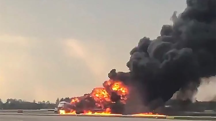 Así quedó envuelto en llamas el avión en el aeropuerto de Moscú (Reuters y AFP)