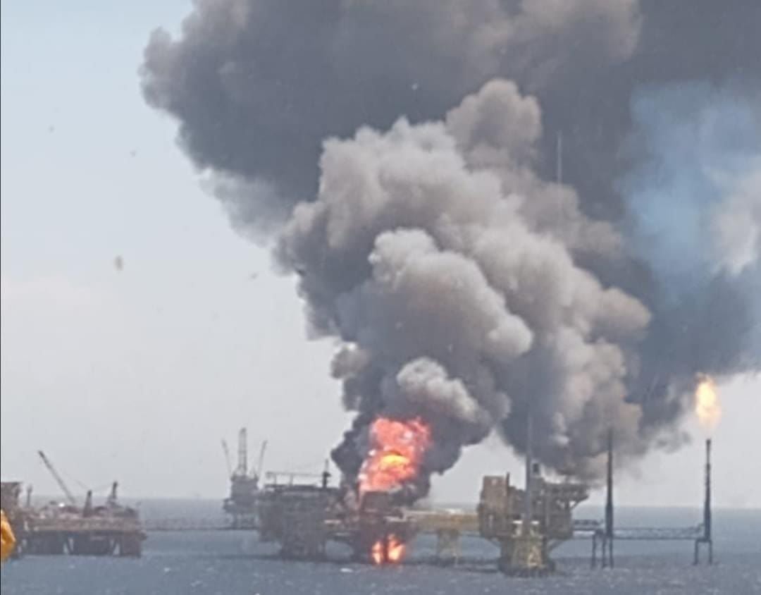 Пожары взрывы на транспорте. Взрыв нефтеплатформы в мексиканском заливе. Пожар в мексиканском заливе 2021. Взрыв на нефтедобывающей платформе. Взрывы на нефтегазовых предприятиях.