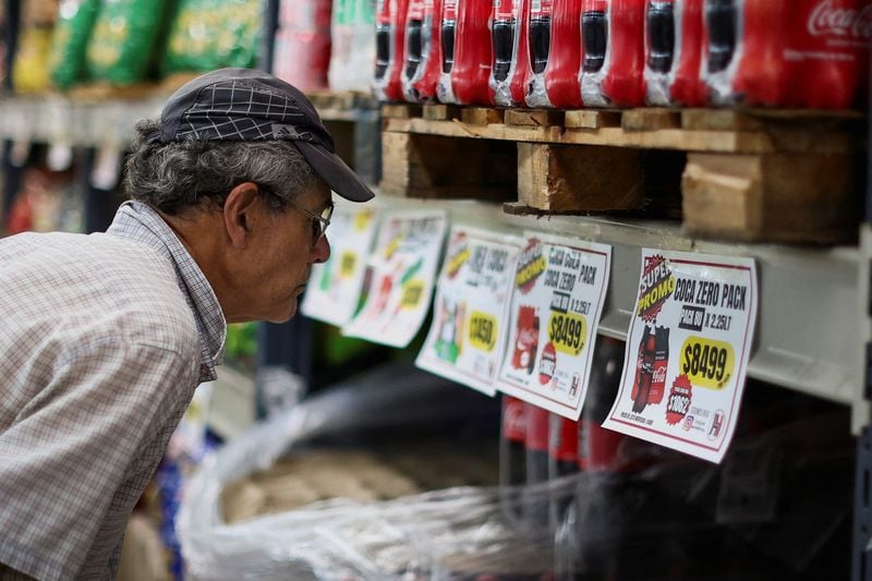 En los supermercados cayeron las ventas de productos que no son de primera necesidad. Reuters