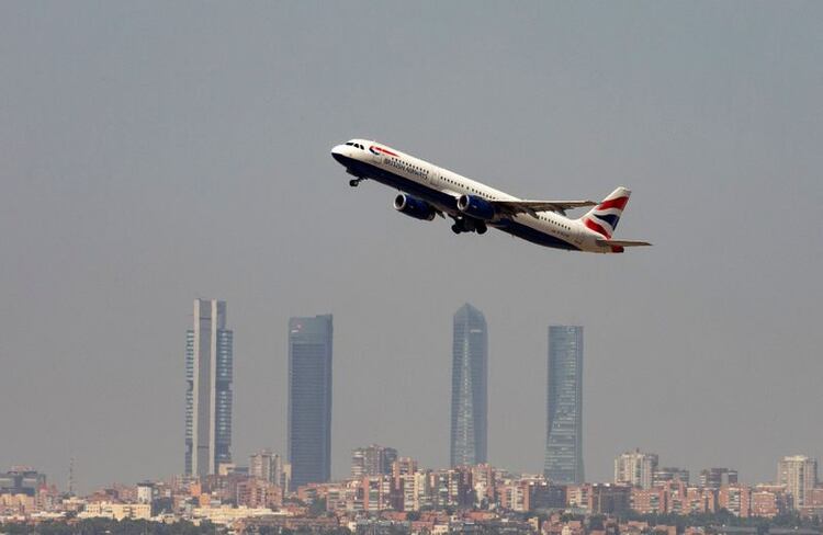 Resultado de imagen de Reabren aeropuerto de Madrid tras cierre temporal por presencia de drones"