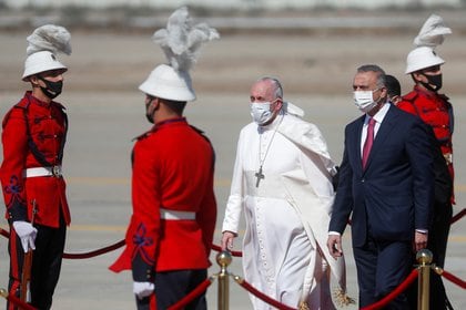 A su llegada al aeropuerto de Bagdad, esperó al Papa el primer ministro iraquí, Mustafa al Kazemi (REUTERS/Yara Nardi)
