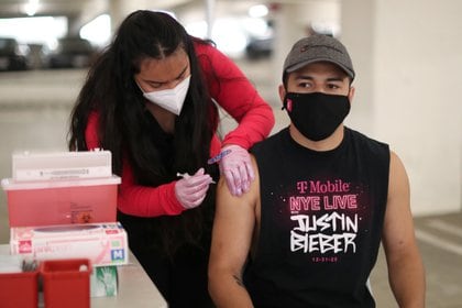Eliseo Juarez, 26, recibe una dosis de la vacuna contra el coronavirus en Los Angeles, California (REUTERS/Lucy Nicholson)