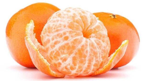 Los aceites esenciales y terpenos alojados en la cáscara de la mandarina roja ayudan a combatir la agresividad de bacterias patógenas en el organismo