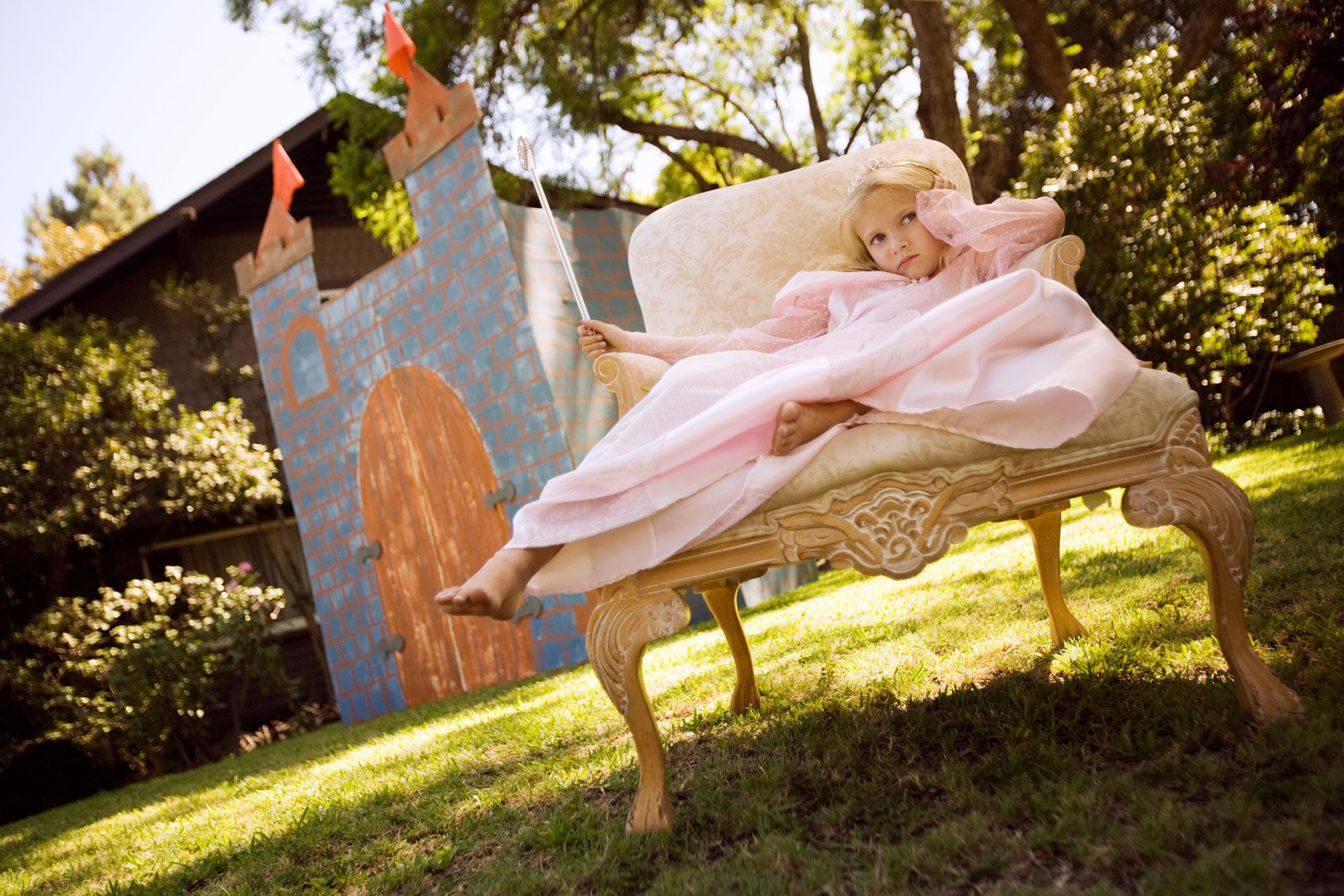 NIÑA JUGANDO