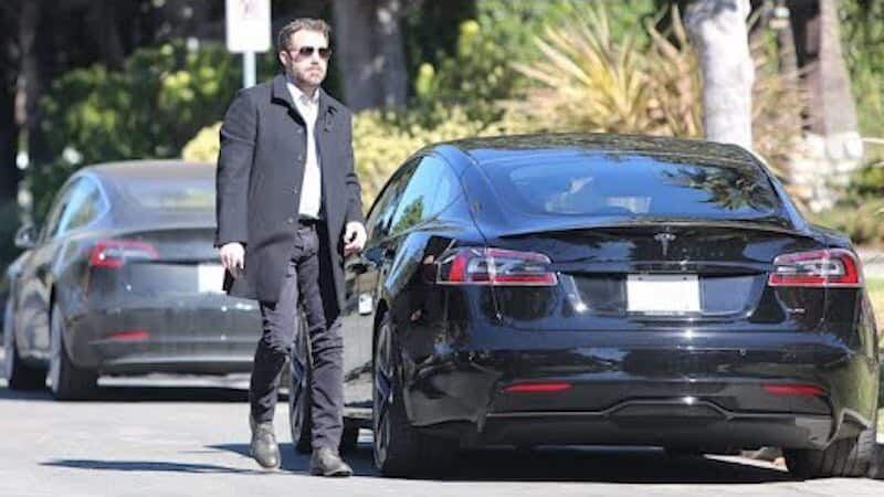 Ben Affleck lleva a JLo en su lujos coche (Foto: especial)